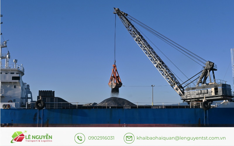 Hàng hóa về cảng rồi mới làm giấy phép: quy định về thời điểm xin phép