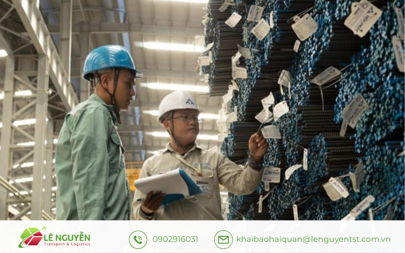 Chuyên viên đối chiếu nhãn mác trên các bó thép trước khi lấy mẫu